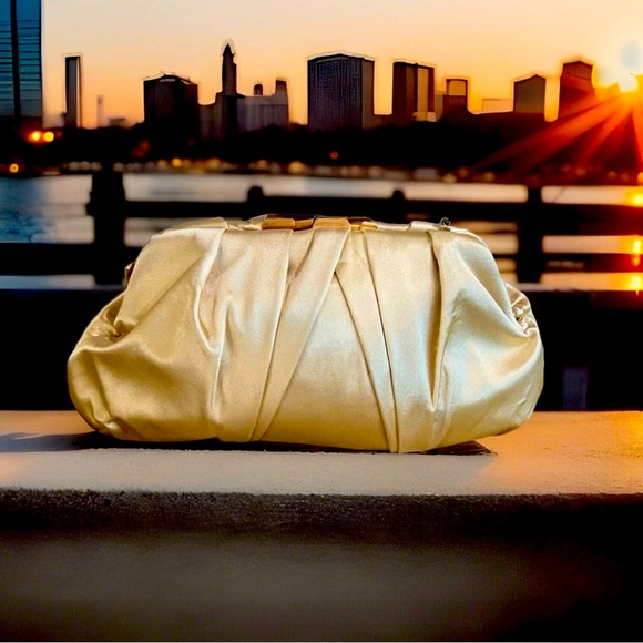 ❎❎SOLD❎❎NEW Badgley Mischka Clutch with Chain,Evening Elegance, Weddings, Prom - Picture 3 of 7